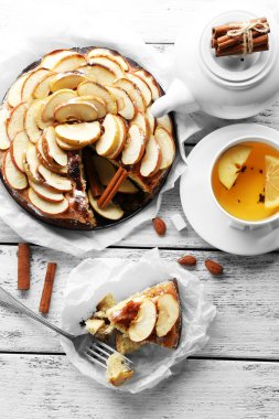 Ev yapımı elmalı turta.