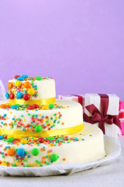 Güzel lezzetli doğum günü pastası