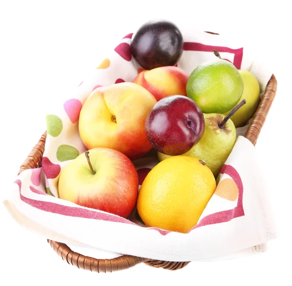 Assortimento di succosi frutti in cesto di vimini, isolati su bianco — Foto Stock
