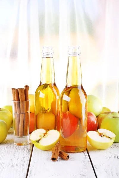 Cider and fresh apples — Stock Photo, Image