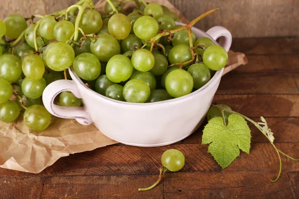 Uvas verdes en tazón — Foto de Stock