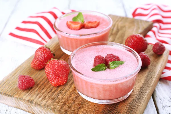 Delicious berry mousse in bowls on table close-up — Stock Photo, Image