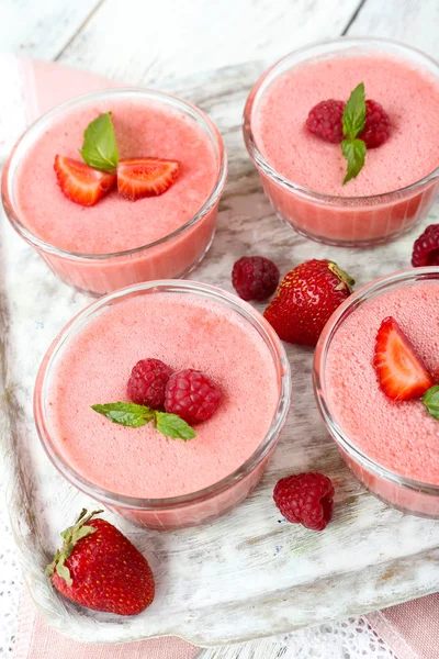 Köstliches Beerenmousse in Schalen auf dem Tisch in Großaufnahme — Stockfoto