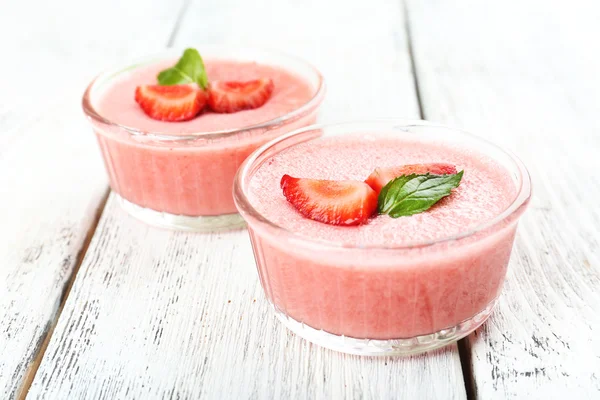 Delicious berry mousse in bowls on table close-up — Stock Photo, Image