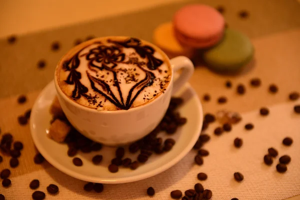 Xícara de café com desenho bonito na mesa, close-up — Fotografia de Stock