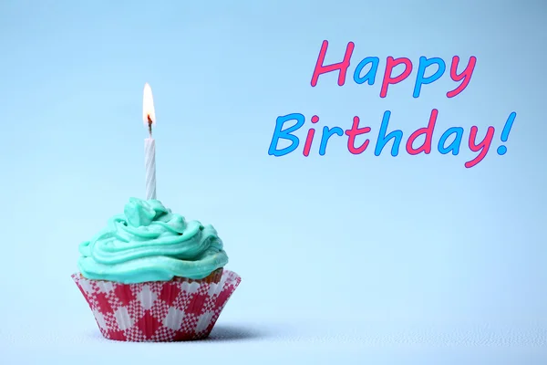 Delicioso cupcake de cumpleaños en la mesa sobre fondo brillante —  Fotos de Stock