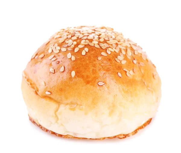 Leckeres Brötchen mit Sesam isoliert auf weiß — Stockfoto