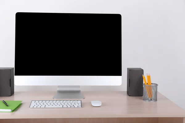Toimisto työpaikalla moderni tietokone — kuvapankkivalokuva