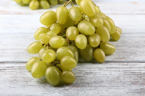 Ramo de uvas maduras sobre fondo de madera gris —  Fotos de Stock