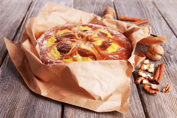 Delicioso pastel con nueces y canela en la mesa de madera de cerca —  Fotos de Stock