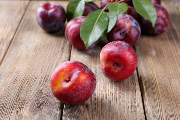 Prugne dolci su fondo di legno — Foto Stock