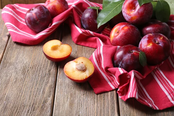 Ameixas doces no fundo de madeira — Fotografia de Stock