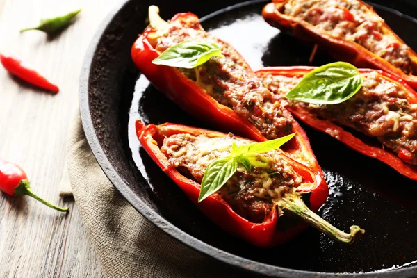 Deliziosi peperoni ripieni in padella sulla tavola primo piano — Foto Stock