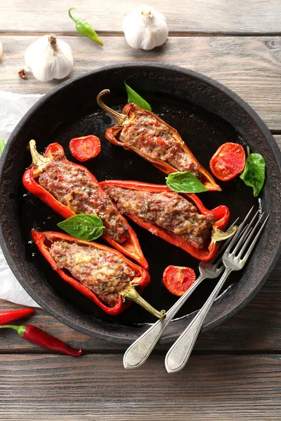 Délicieux poivrons farcis dans une poêle sur table close-up — Photo