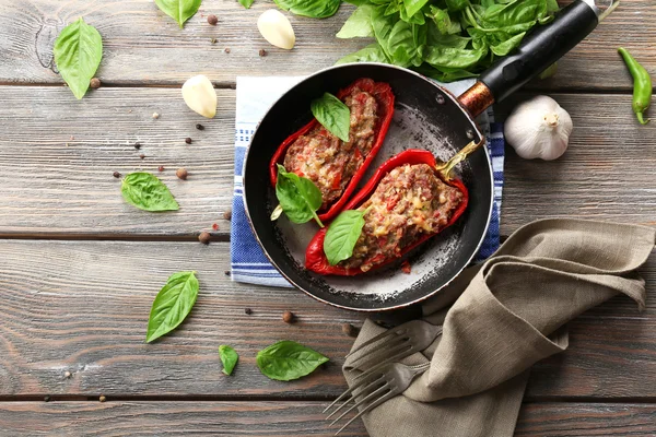 Deliziosi peperoni ripieni in padella sulla tavola primo piano — Foto Stock