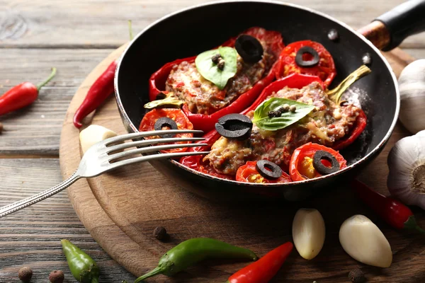Фаршированный перец из мяса и овощей — стоковое фото