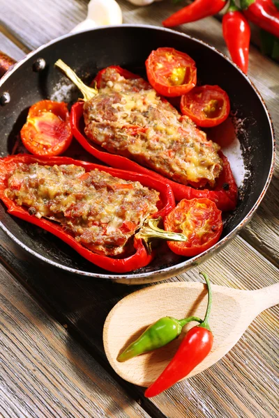 Gefüllte Paprika mit Fleisch und Gemüse — Stockfoto