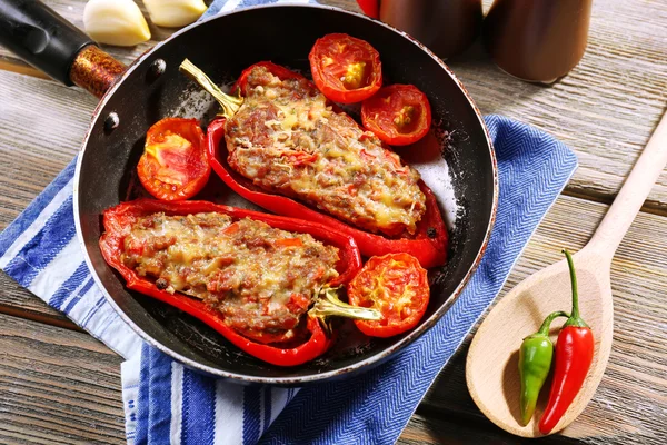 Fylld peppar med kött och grönsaker — Stockfoto