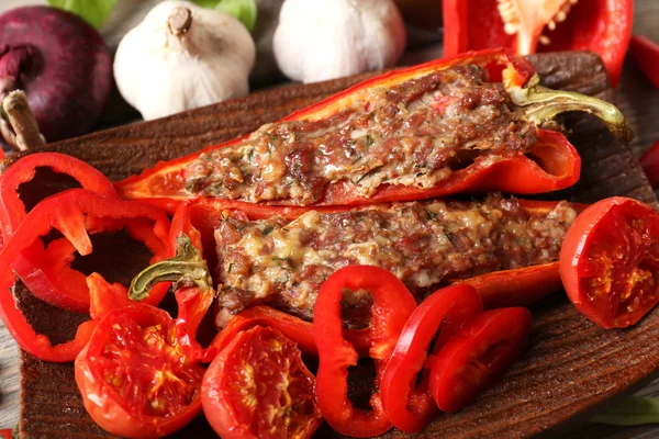 Pimiento relleno con carne y verduras —  Fotos de Stock