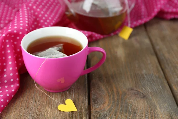 Tasse de thé, théière et sachets de thé sur table en bois close-up — Photo