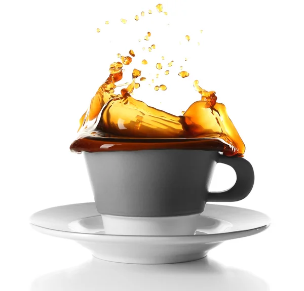 Kopje koffie met spatten, geïsoleerd op wit — Stockfoto