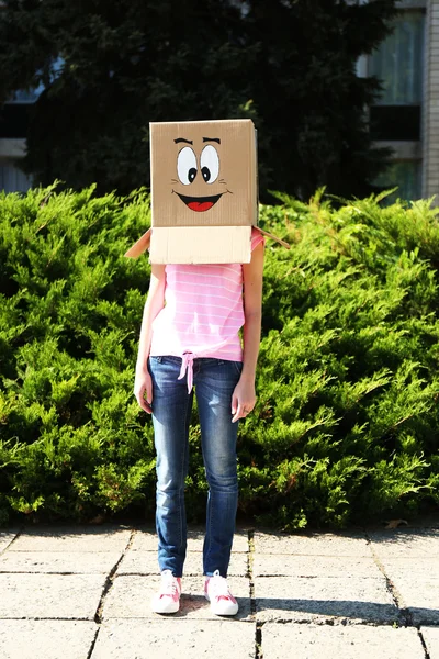 Femme avec boîte en carton — Photo