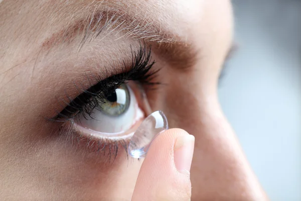 Concepto de medicina y visión: mujer joven con lentes de contacto, primer plano — Foto de Stock