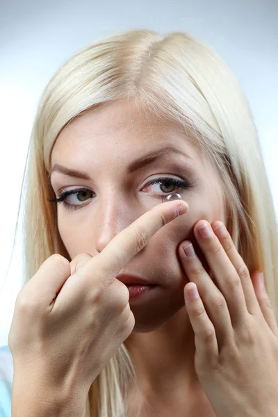 Concepto de medicina y visión: mujer joven con lentes de contacto, primer plano —  Fotos de Stock