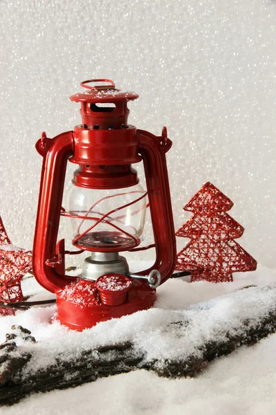 红色的闪光灯和圣诞装饰，在明亮的背景上 — 图库照片