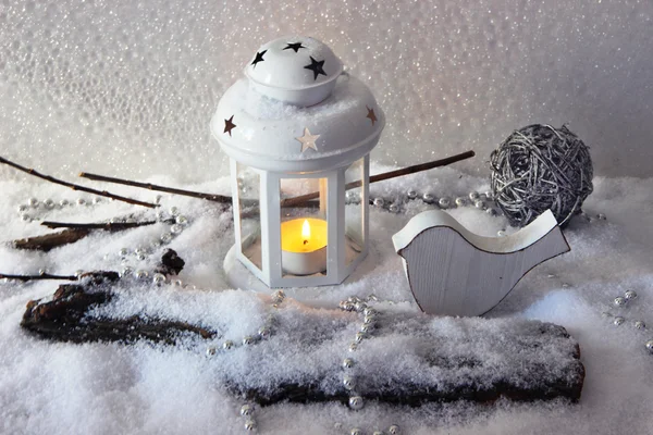 Bílý flash light a Vánoční dekorace na světlé pozadí — Stock fotografie