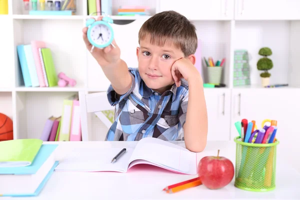 Schooljongen zitten aan tafel in klas — Stockfoto