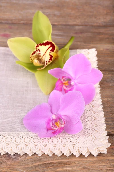 Flores de orquídeas tropicais cor de rosa em fundo de madeira — Fotografia de Stock