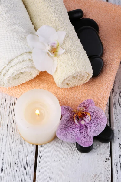 Bodegón con hermosa flor de orquídea, spa en color fondo de madera —  Fotos de Stock