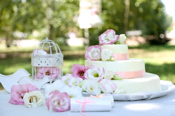 Bolo de casamento bonito — Fotografia de Stock