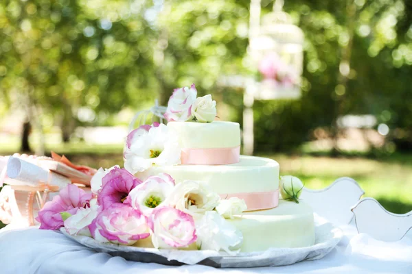 Bolo de casamento bonito — Fotografia de Stock