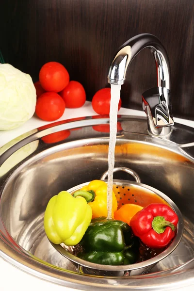 Légumes frais dans l'évier — Photo