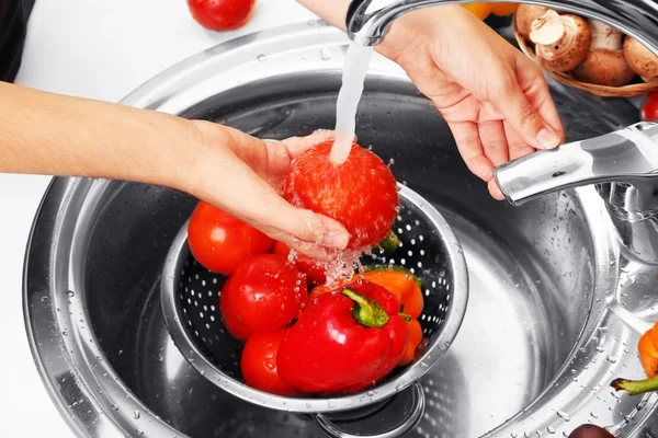 Női kezek mosás zöldségek — Stock Fotó