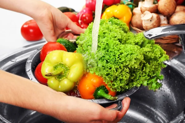 Le mani della donna che lavano verdure — Foto Stock