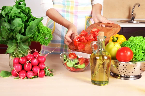 Femme cuisine salade de légumes — Photo