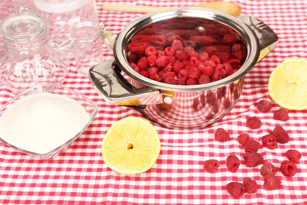 Rote Himbeeren in Metallpfanne — Stockfoto