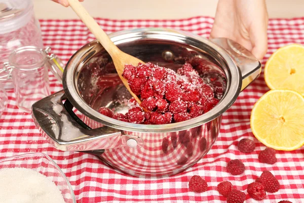 Rote Himbeeren in Metallpfanne — Stockfoto