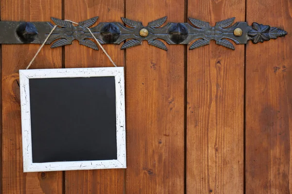 Placa de sinalização pendurada na cerca — Fotografia de Stock