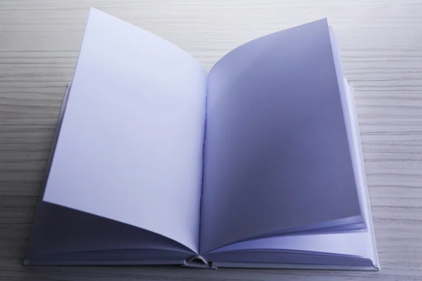 Fehér könyv a fából készült asztal — Stock Fotó