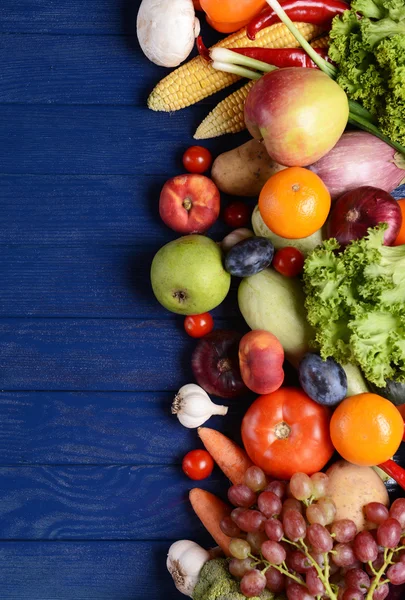 Frutas e produtos hortícolas orgânicos frescos — Fotografia de Stock