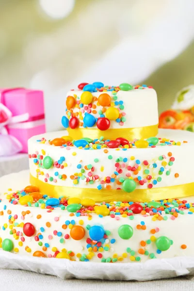 Bella torta di compleanno saporita — Foto Stock