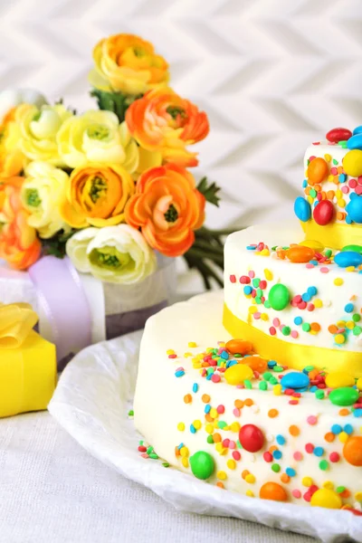 Hermoso pastel de cumpleaños sabroso —  Fotos de Stock