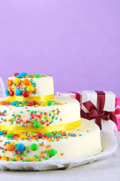 Όμορφη γενέθλια νόστιμο κέικ — Φωτογραφία Αρχείου