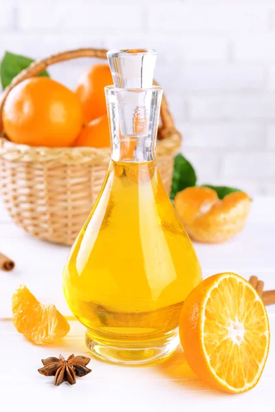 Mandarinkový olej na stůl — Stock fotografie