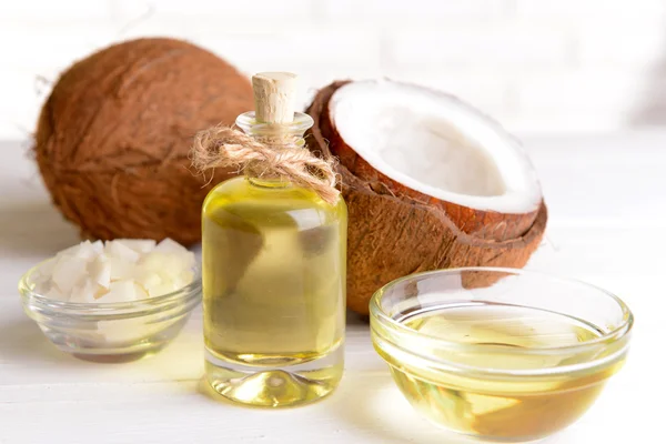 Aceite de coco en la mesa — Foto de Stock