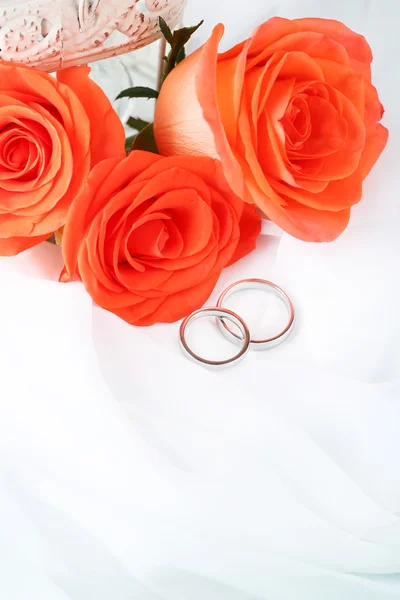 婚礼花束，特写，在明亮的背景上的结婚戒指 — 图库照片